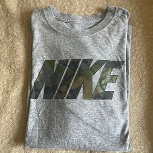 Mens Grey Nike t-shirt with camo logo size XL